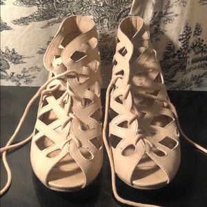 Cute Wedged sandals. Perfect for the spring !